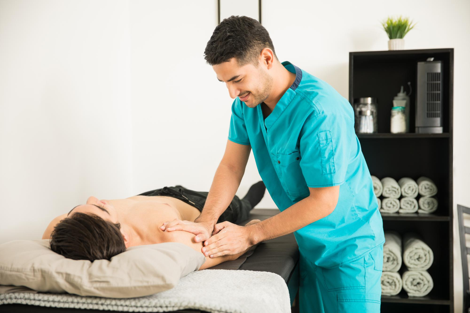 Physiotherapist Vs Chiropractor Who Should You See For Back Pain